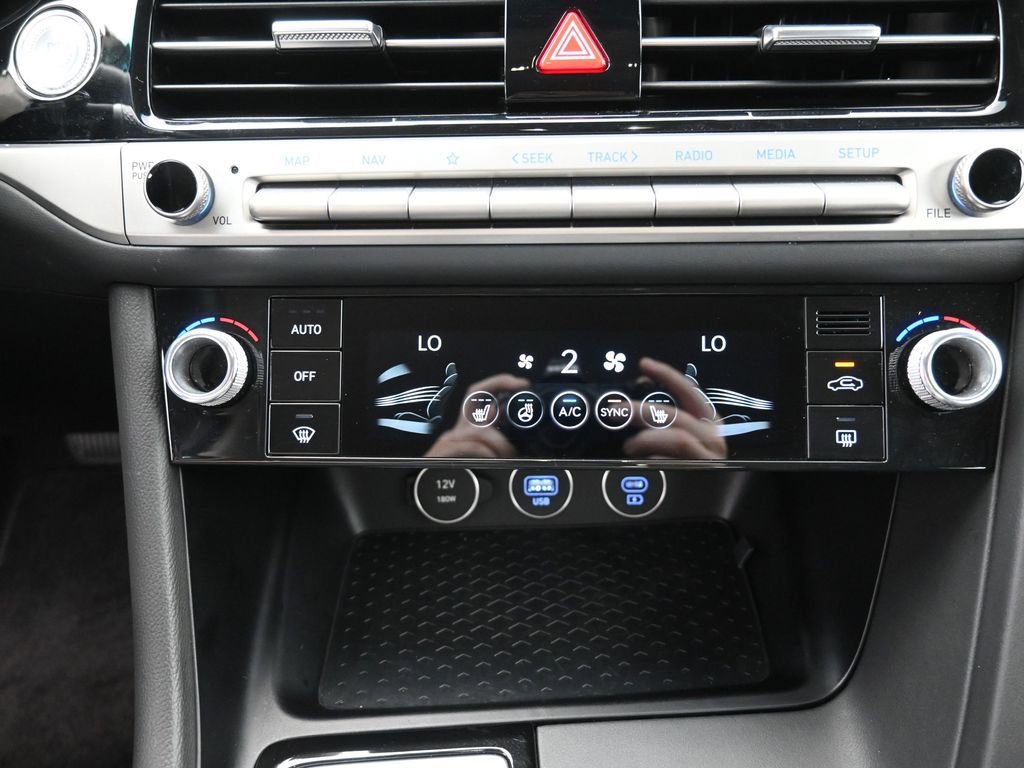 Used 2025 Genesis G70 2.5T image 9