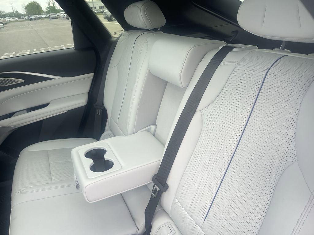 Used 2024 Cadillac Lyriq Luxury AWD/4WD image 29