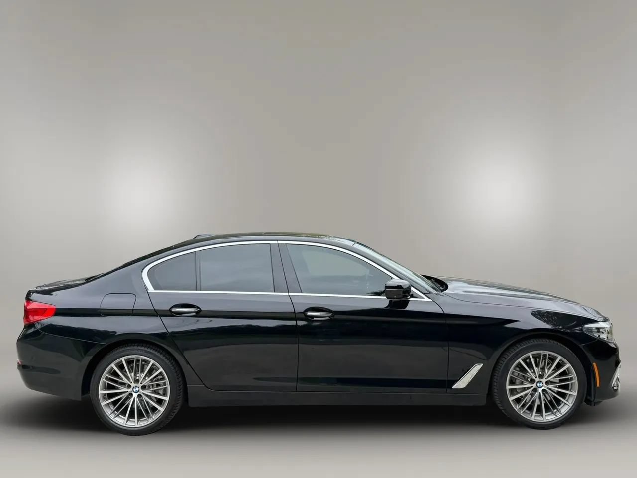 Used 2017 BMW 530i w/ Premium Package RWD image 4