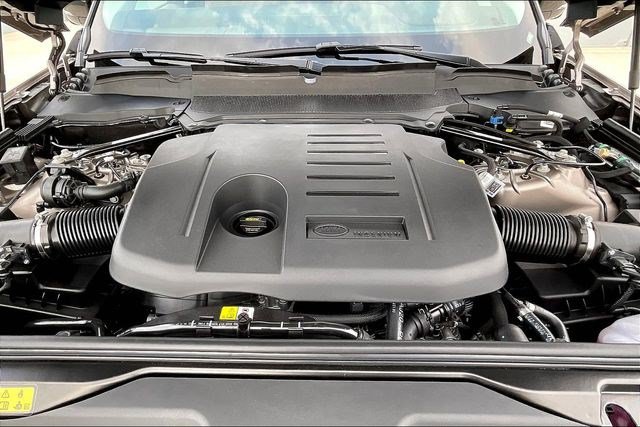 Used 2025 Land Rover Discovery Metropolitan Edition AWD/4WD image 12