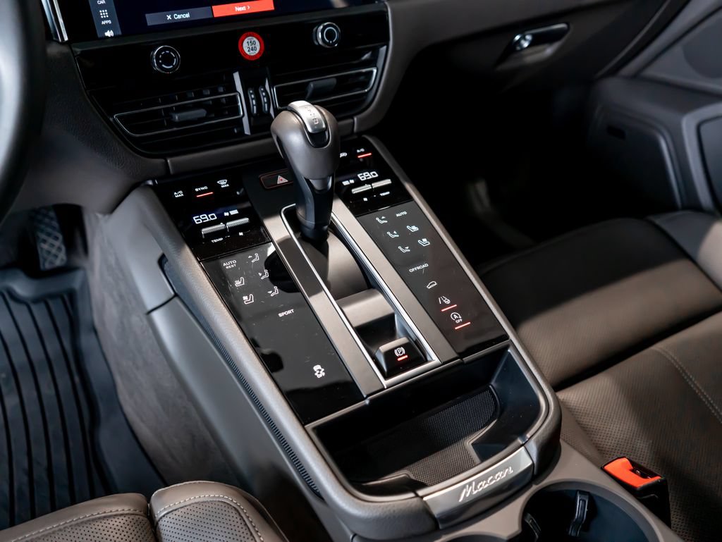 Certified 2025 Porsche Macan AWD/4WD image 21