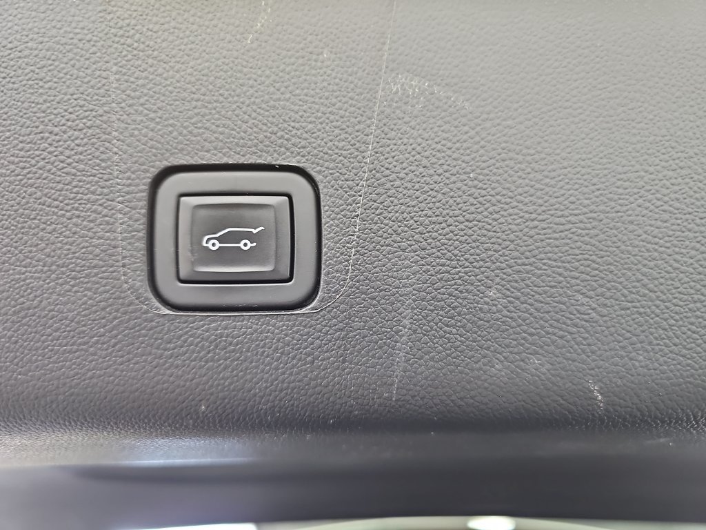 Used 2023 Chevrolet Traverse RS AWD/4WD image 13
