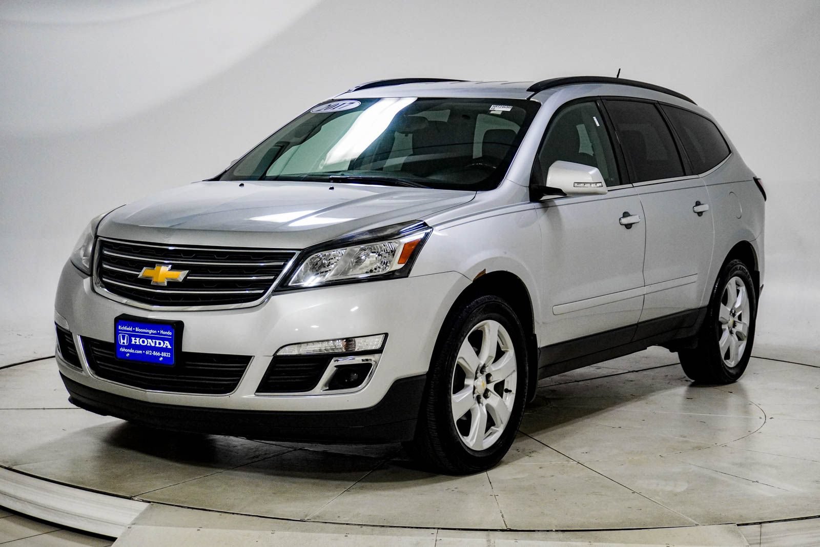 Used 2017 Chevrolet Traverse LT w/ Style and Technology Package AWD/4WD image 2