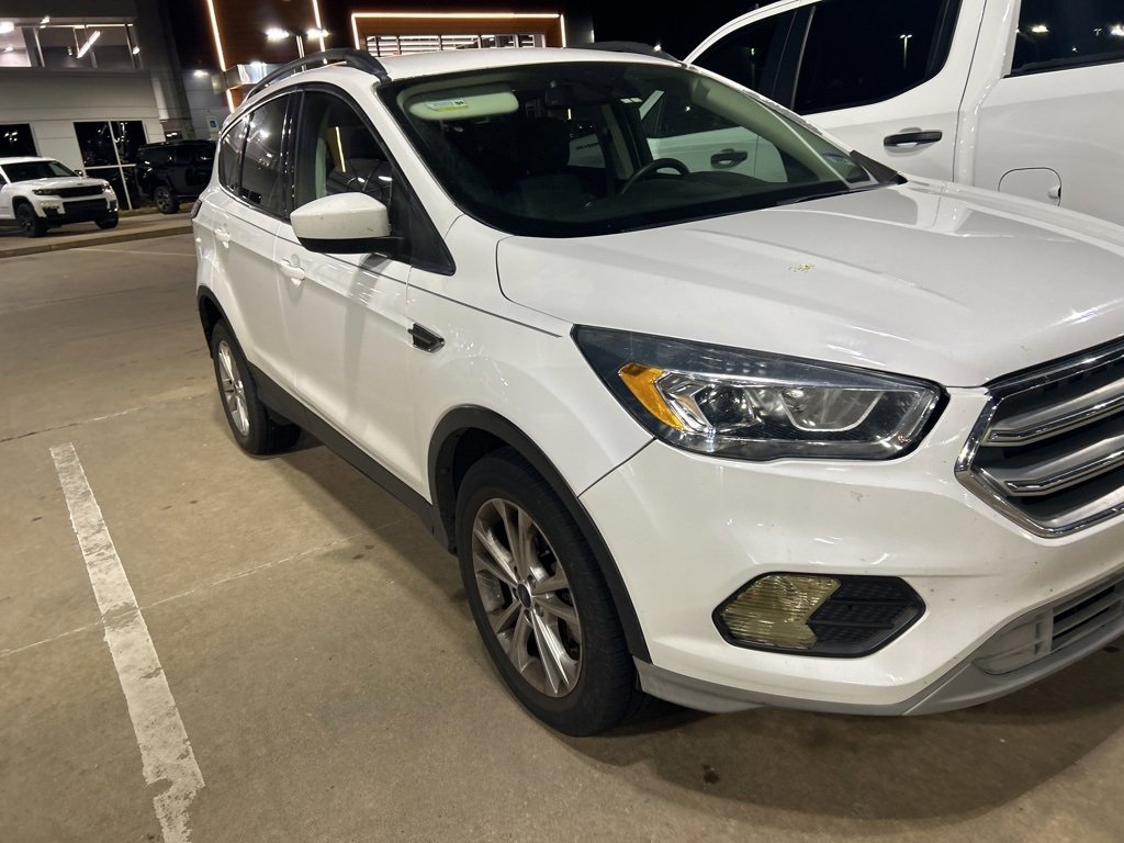Used 2018 Ford Escape SE w/ Ford Safe & Smart Package image 2
