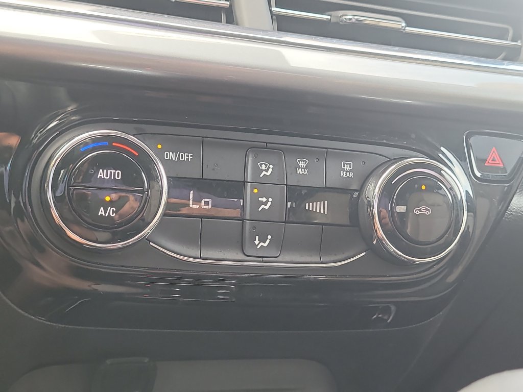 Used 2025 Chevrolet Trax LT FWD image 26