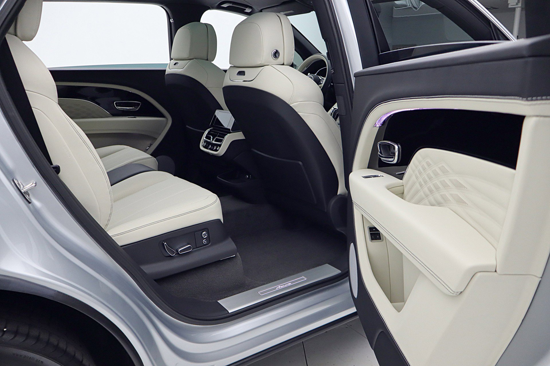 Used 2024 Bentley Bentayga Extended Wheelbase image 42