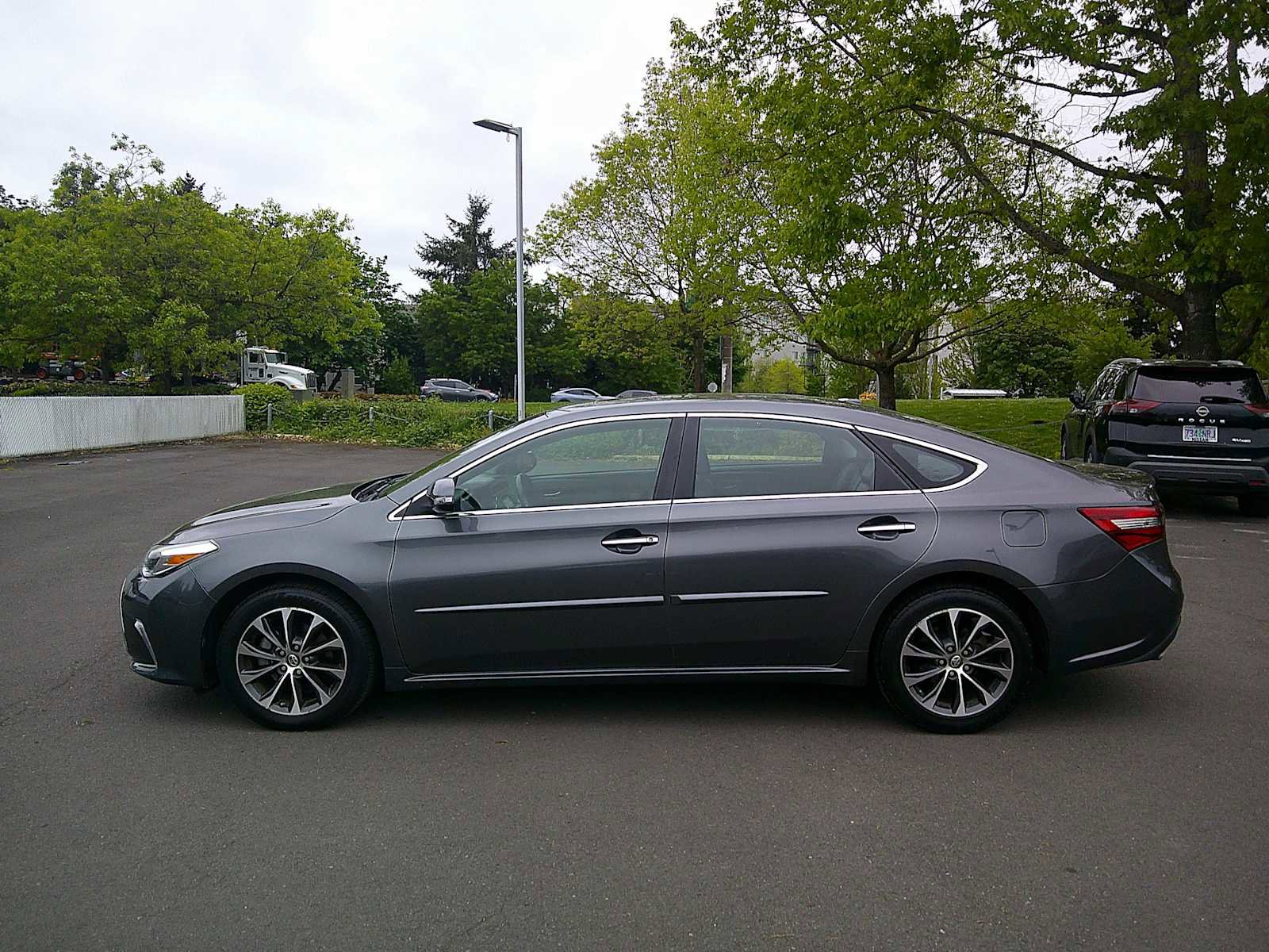 Used 2017 Toyota Avalon XLE Premium w/ All Weather Liner Package FWD image 2