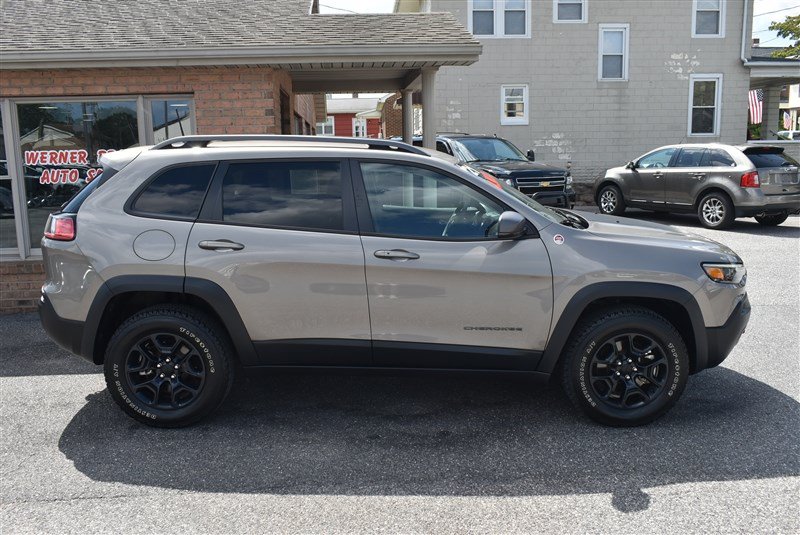 Used 2021 Jeep Cherokee Trailhawk w/ Trailer Tow Group AWD/4WD image 2