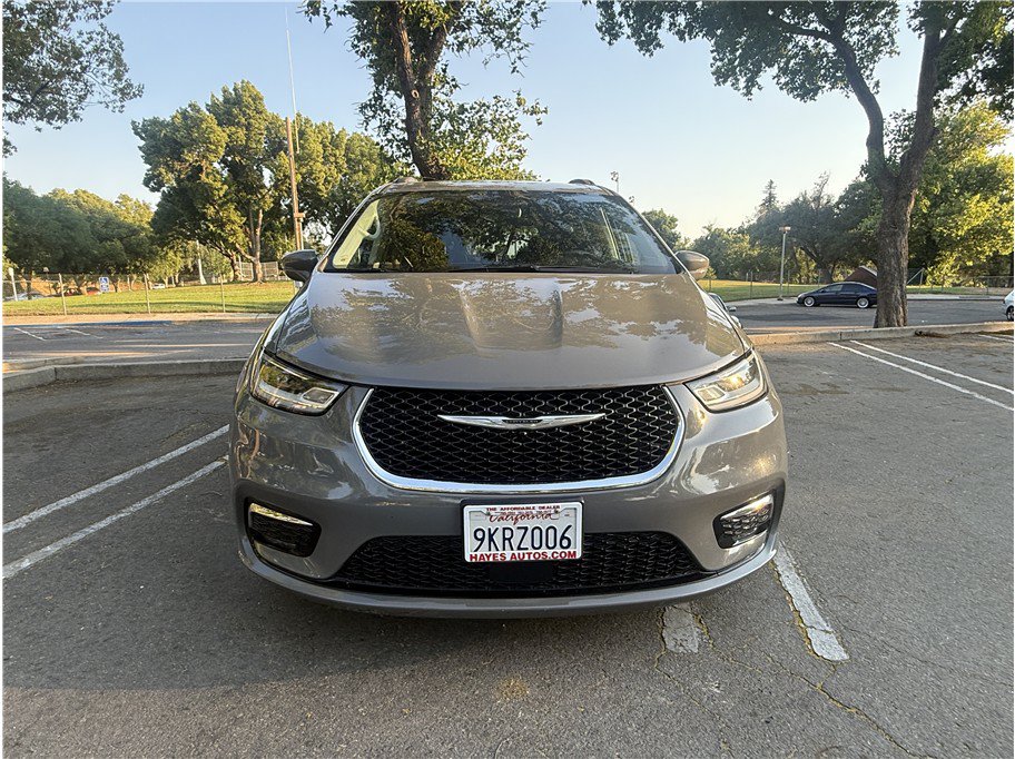 Used 2022 Chrysler Pacifica Touring-L FWD image 2