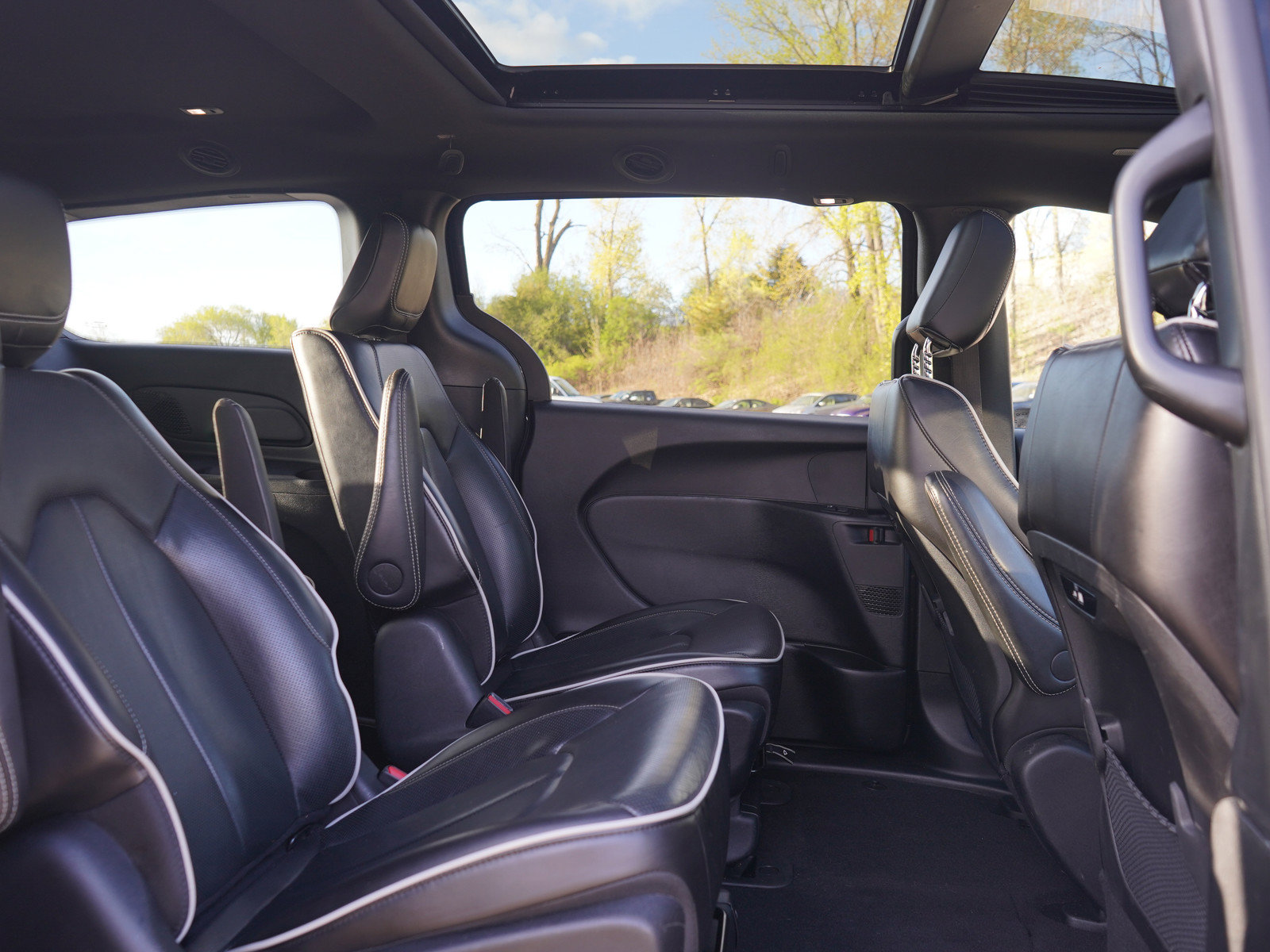 Used 2024 Chrysler Pacifica Premium FWD image 12