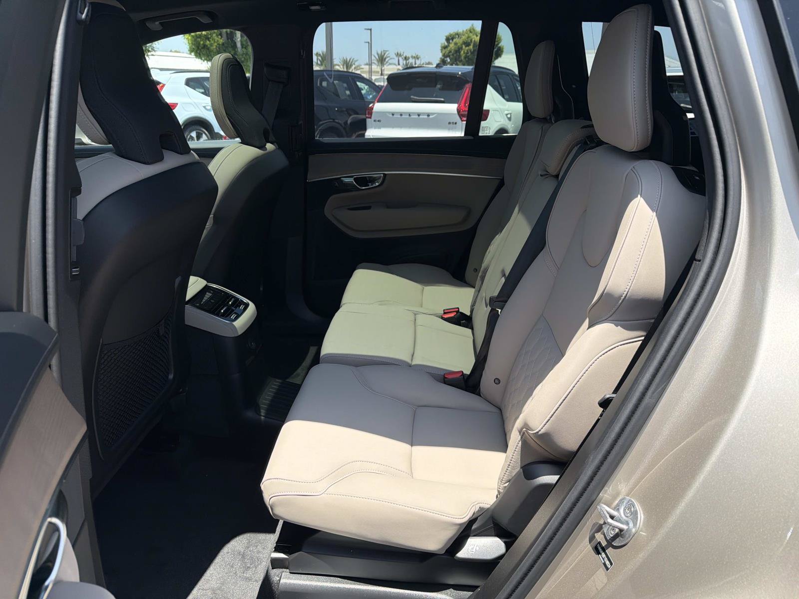 New 2026 Volvo XC90 T8 Plus w/ Protection Package Premier AWD/4WD image 17