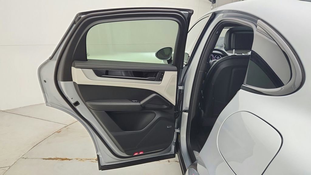 Certified 2025 Porsche Cayenne E-Hybrid Coupe image 39