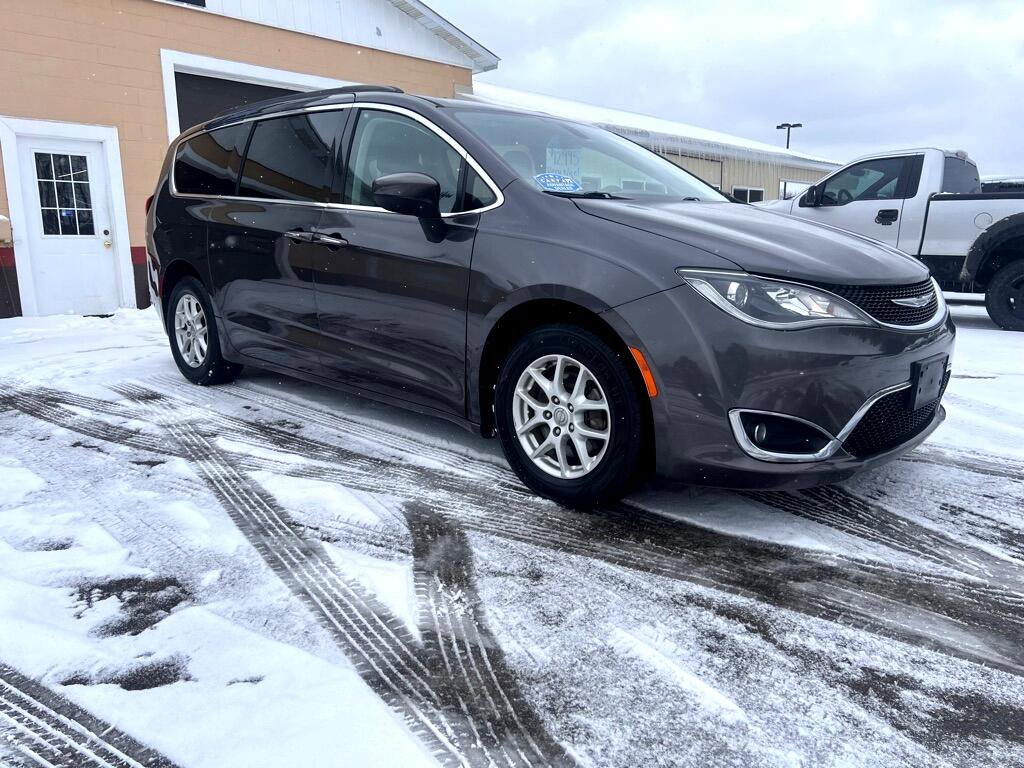 Used 2017 Chrysler Pacifica Touring Plus image 3
