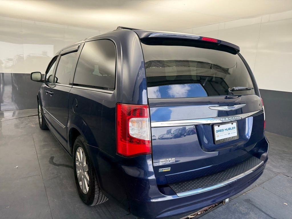 Used 2014 Chrysler Town & Country Touring image 2