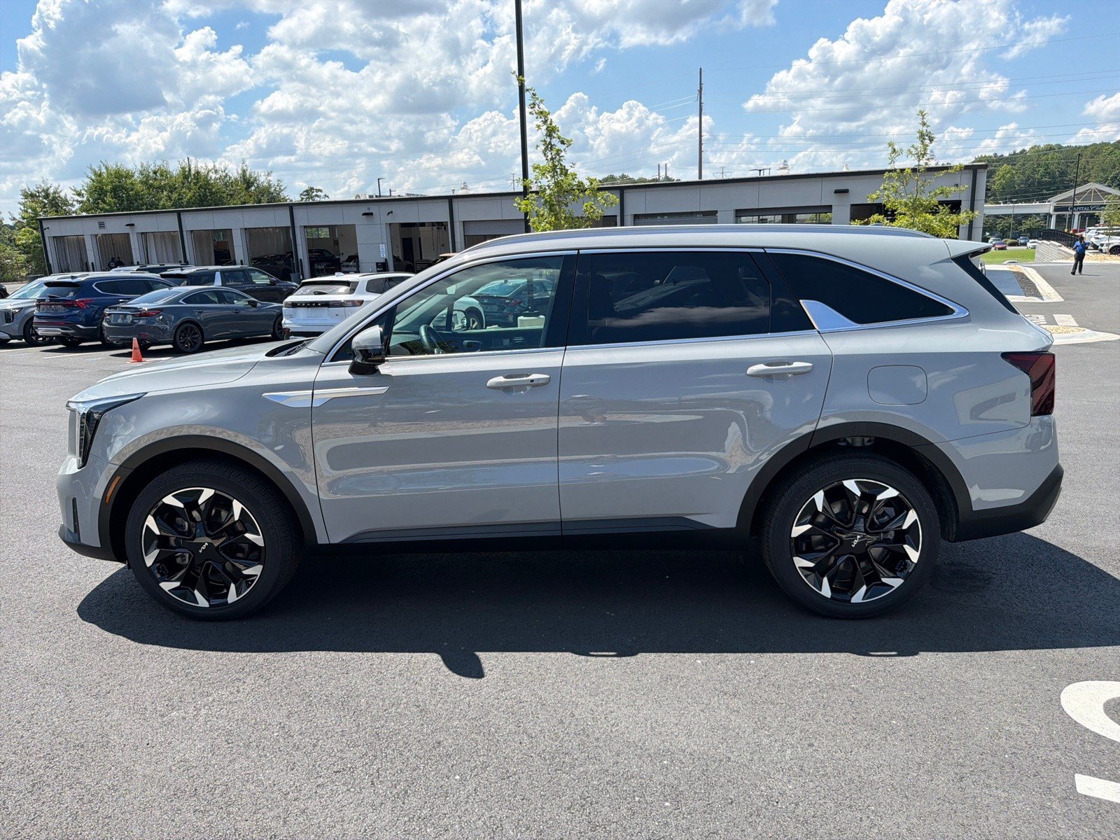 Certified 2025 Kia Sorento EX w/ Panoramic Sunroof Package FWD image 4