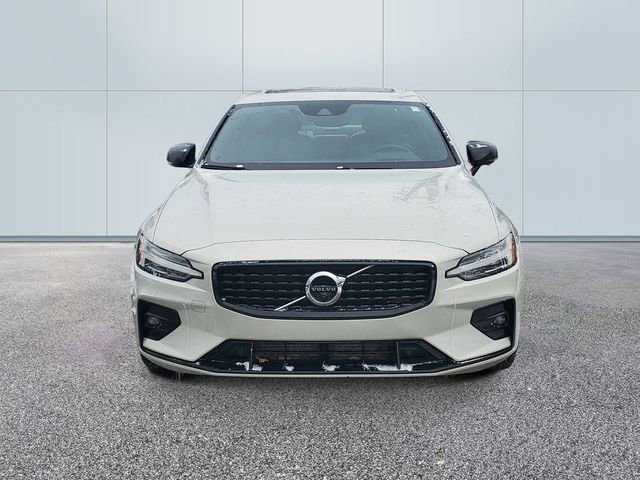 Used 2021 Volvo S60 T5 R-Design image 2