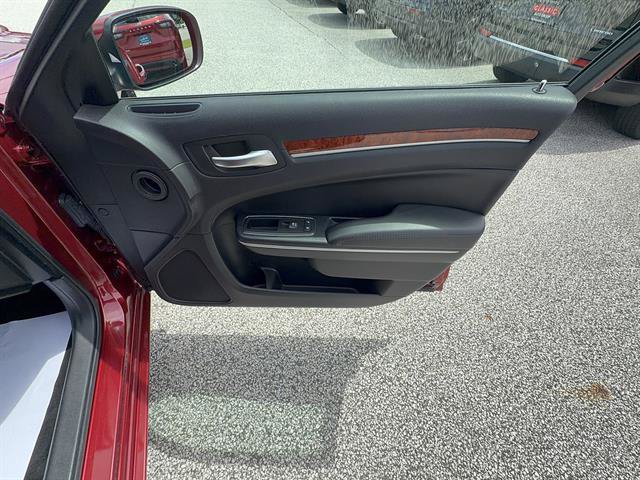 Used 2014 Chrysler 300 AWD w/ Driver Convenience Group image 25