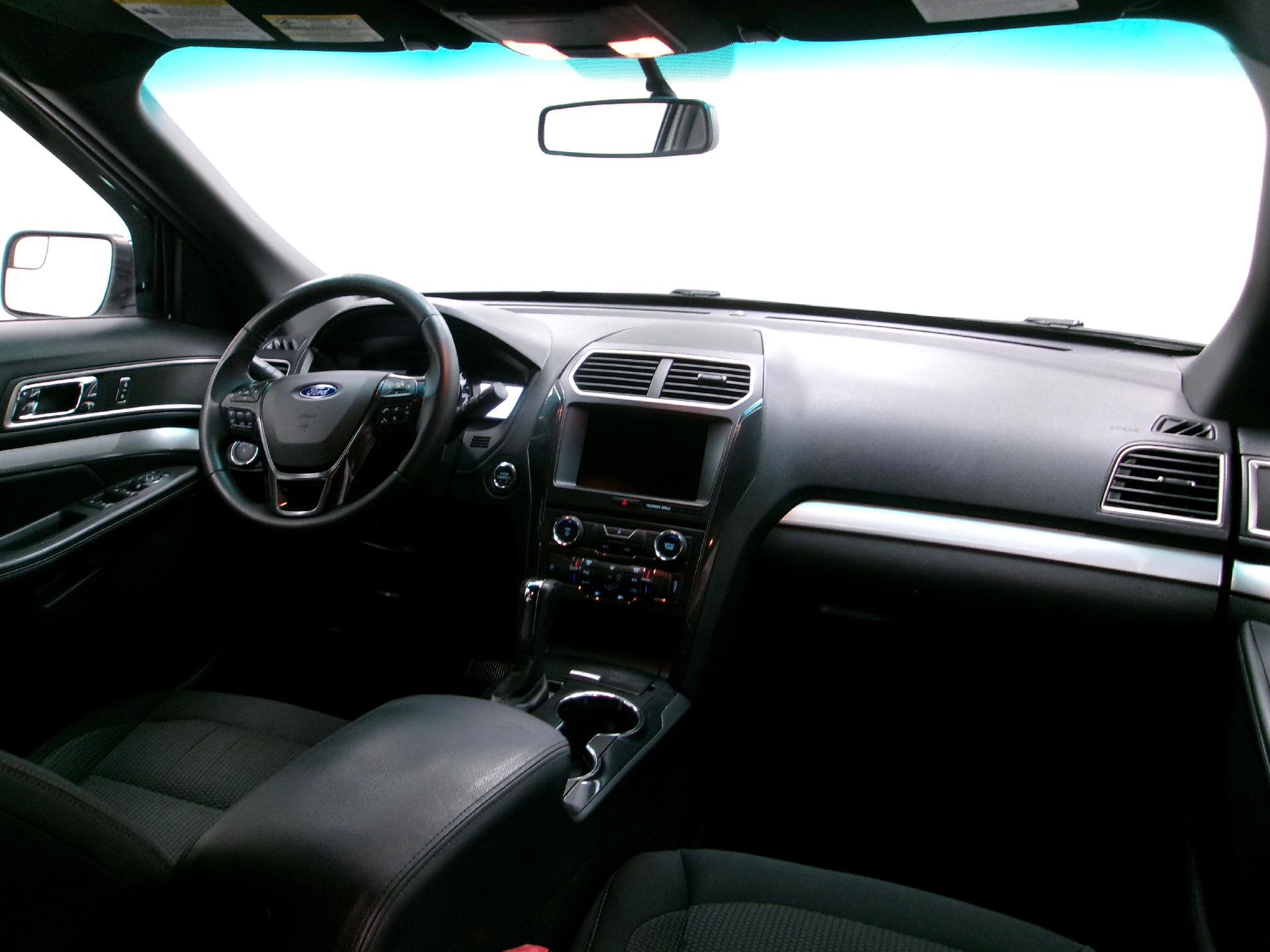 Used 2016 Ford Explorer XLT w/ Equipment Group 201A image 3