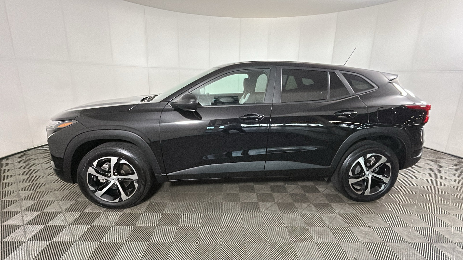 Used 2024 Chevrolet Trax RS w/ Driver Confidence Package FWD image 7