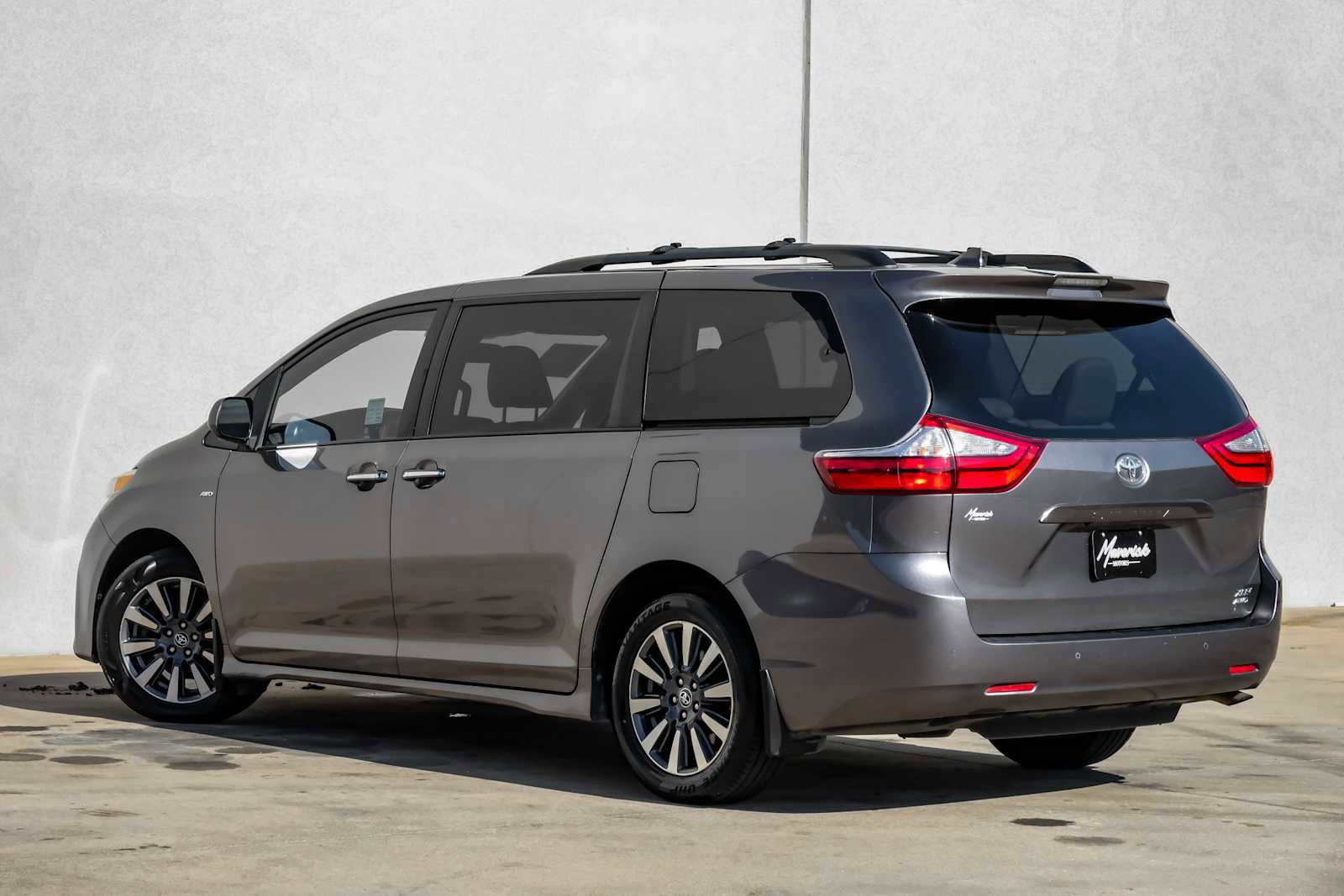 Used 2018 Toyota Sienna XLE image 11