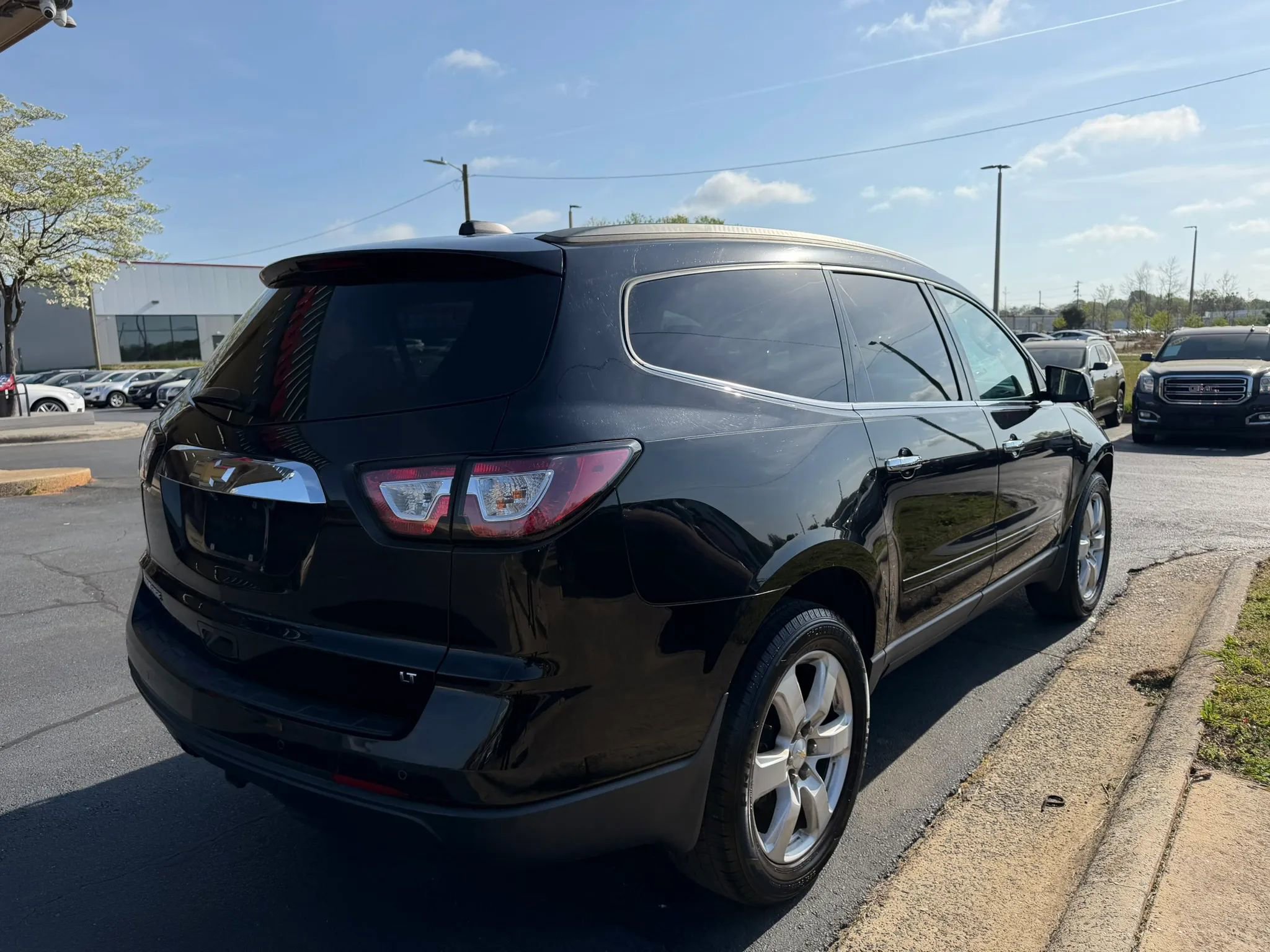 Used 2017 Chevrolet Traverse LT w/ Style and Technology Package FWD image 7
