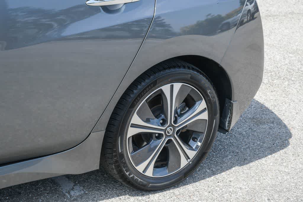 Used 2020 Nissan Leaf SV w/ SV Technology Package FWD image 12