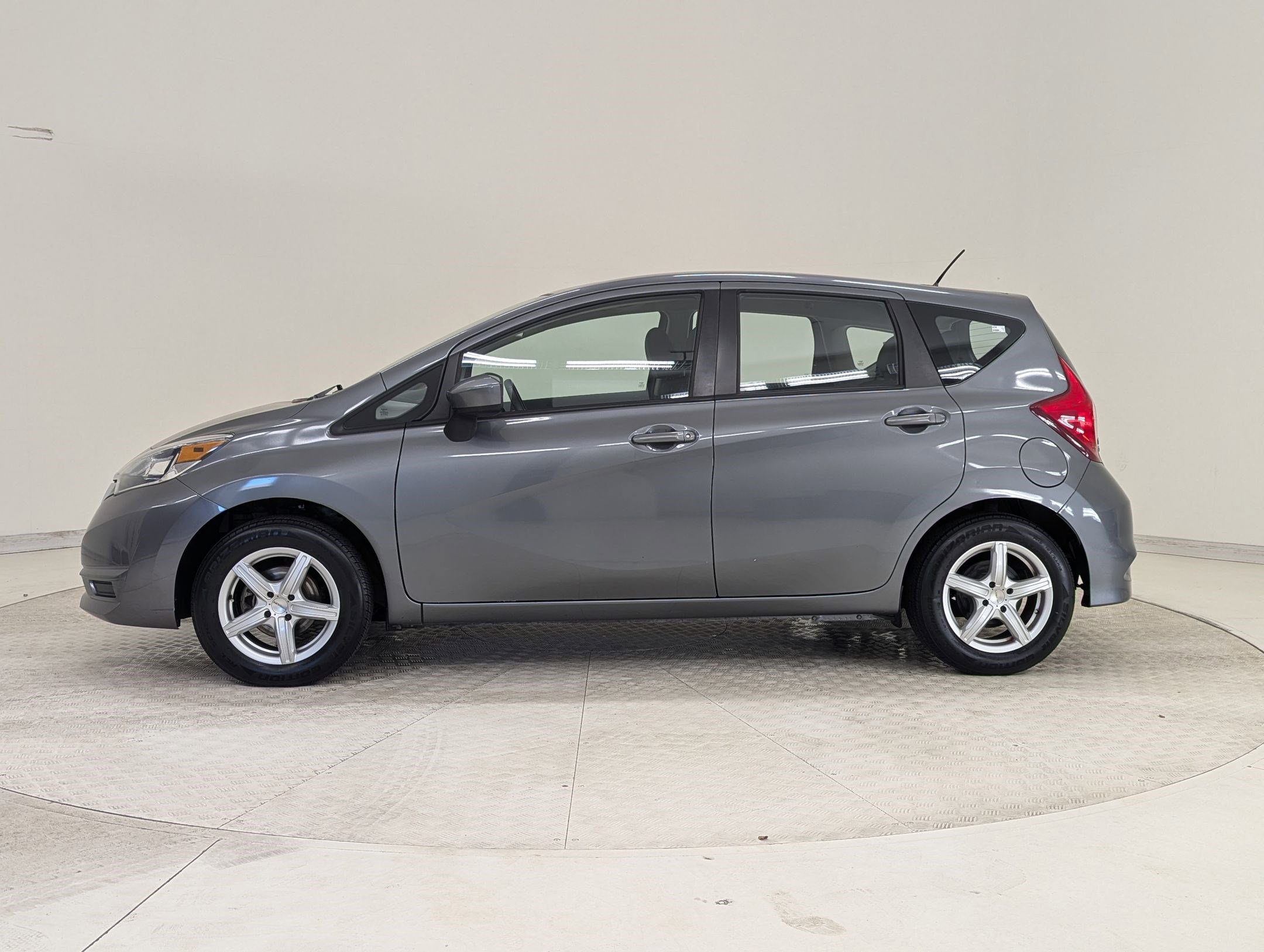 Used 2017 Nissan Versa Note SV image 2