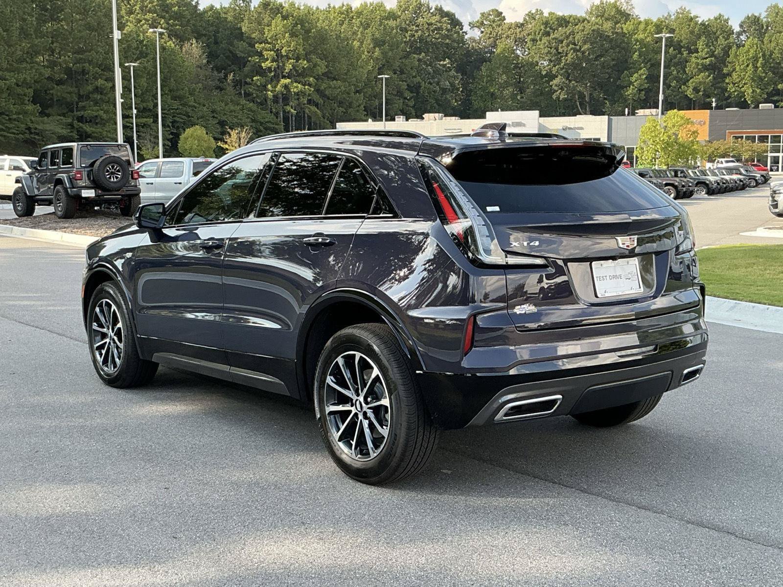 Used 2025 Cadillac XT4 Sport FWD image 3