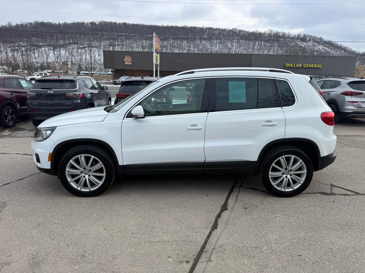 Used 2016 Volkswagen Tiguan SE image 4