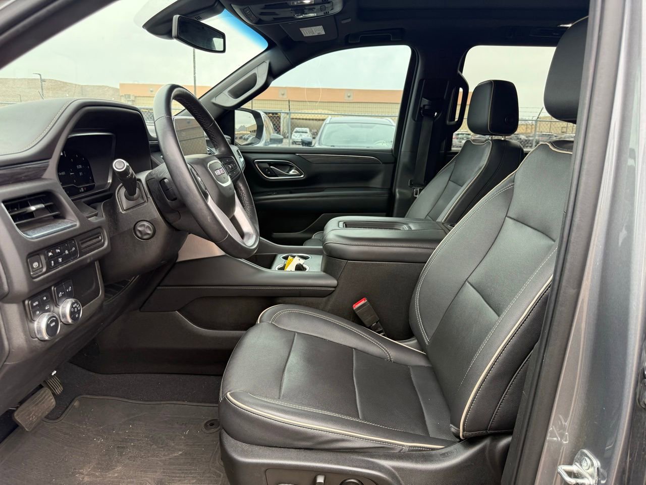 Used 2022 GMC Yukon XL SLT w/ SLT Premium Package image 14