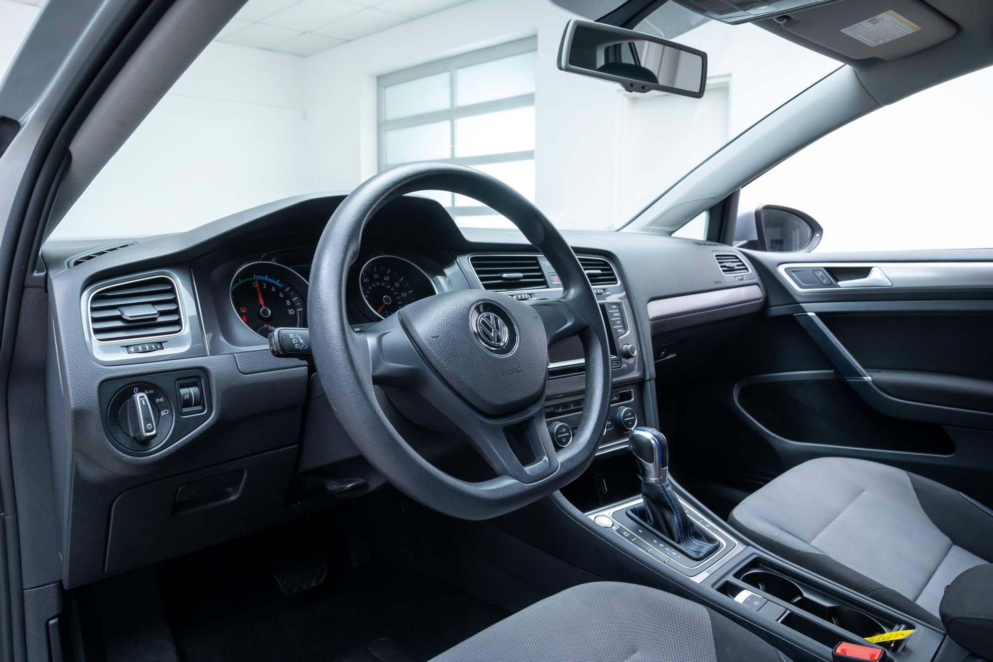 Used 2015 Volkswagen e-Golf Limited Edition FWD image 16