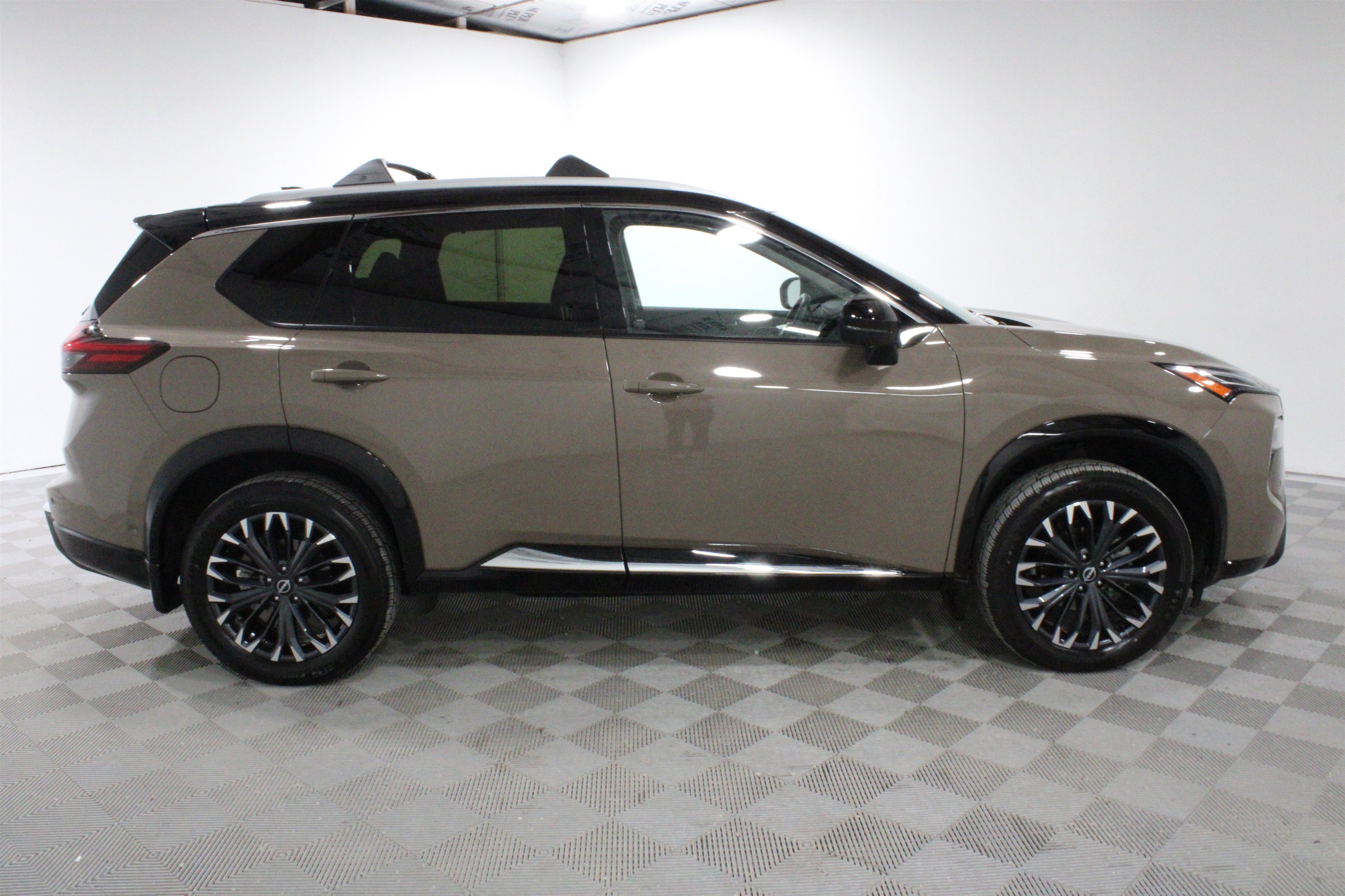 Used 2024 Nissan Rogue Platinum w/ Platinum Premium Package AWD/4WD image 26