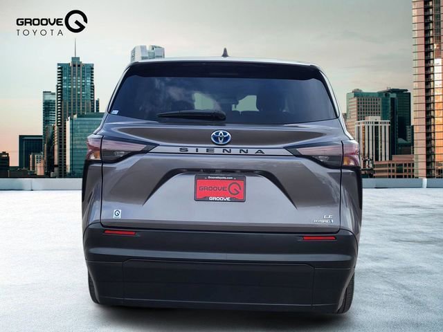Used 2023 Toyota Sienna LE image 5