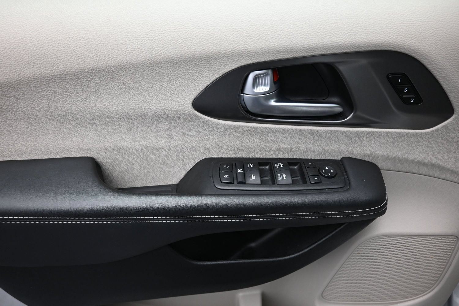 Used 2024 Chrysler Pacifica Touring-L FWD image 16