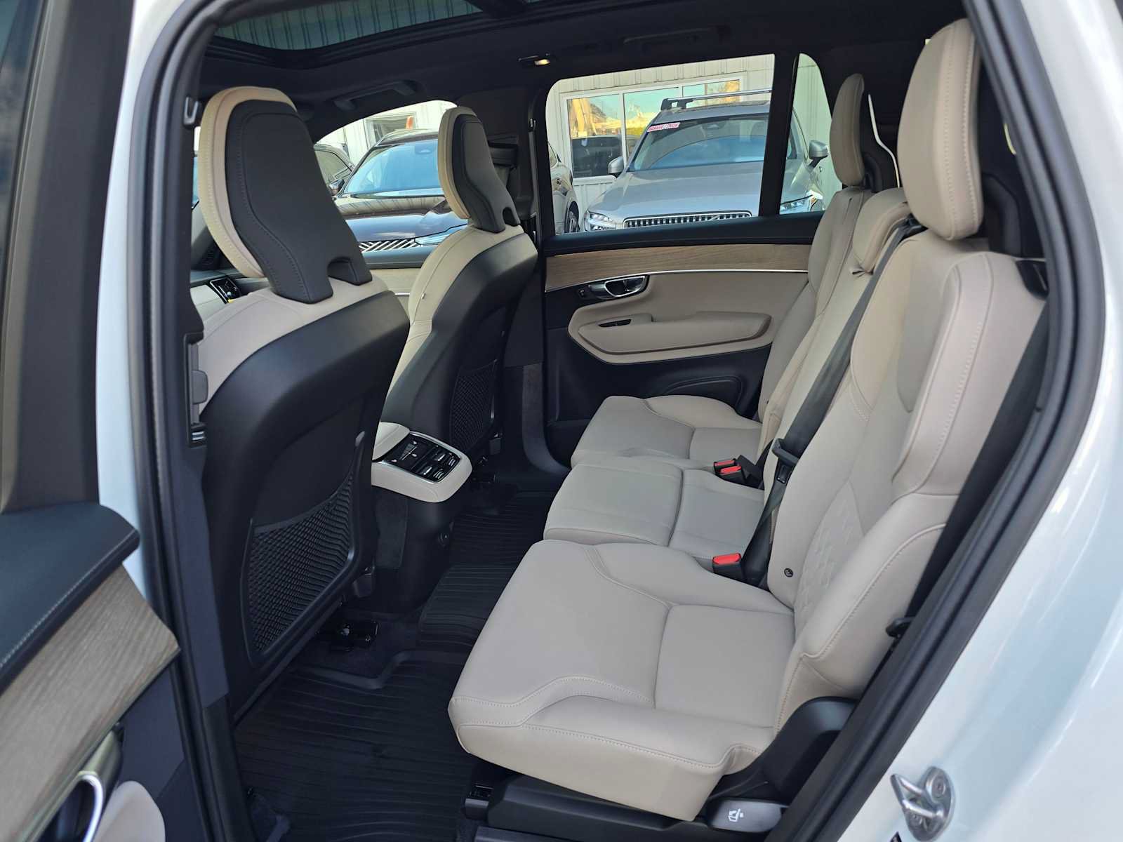 New 2026 Volvo XC90 B6 Plus w/ Protection Package Premier AWD/4WD image 17