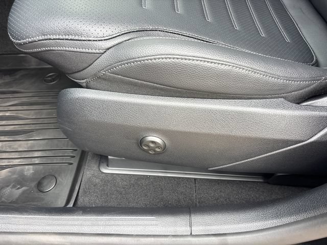 Used 2025 Mercedes-Benz GLC 350e 4MATIC image 7