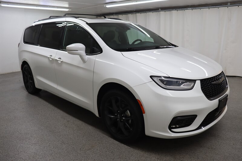 Used 2021 Chrysler Pacifica Touring-L w/ Uconnect Theater Family Group