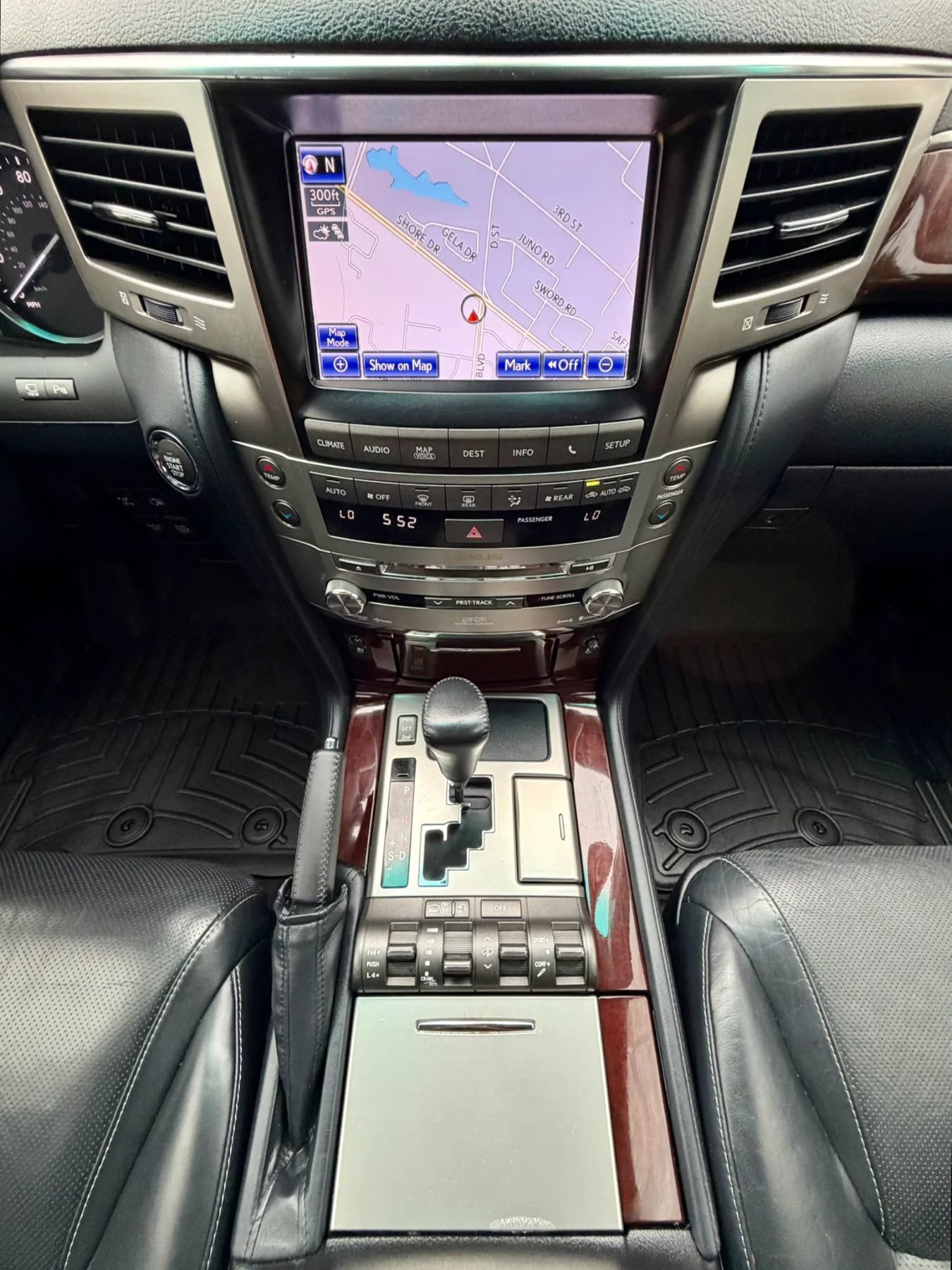 Used 2013 Lexus LX 570 4WD w/ Luxury Pkg image 14