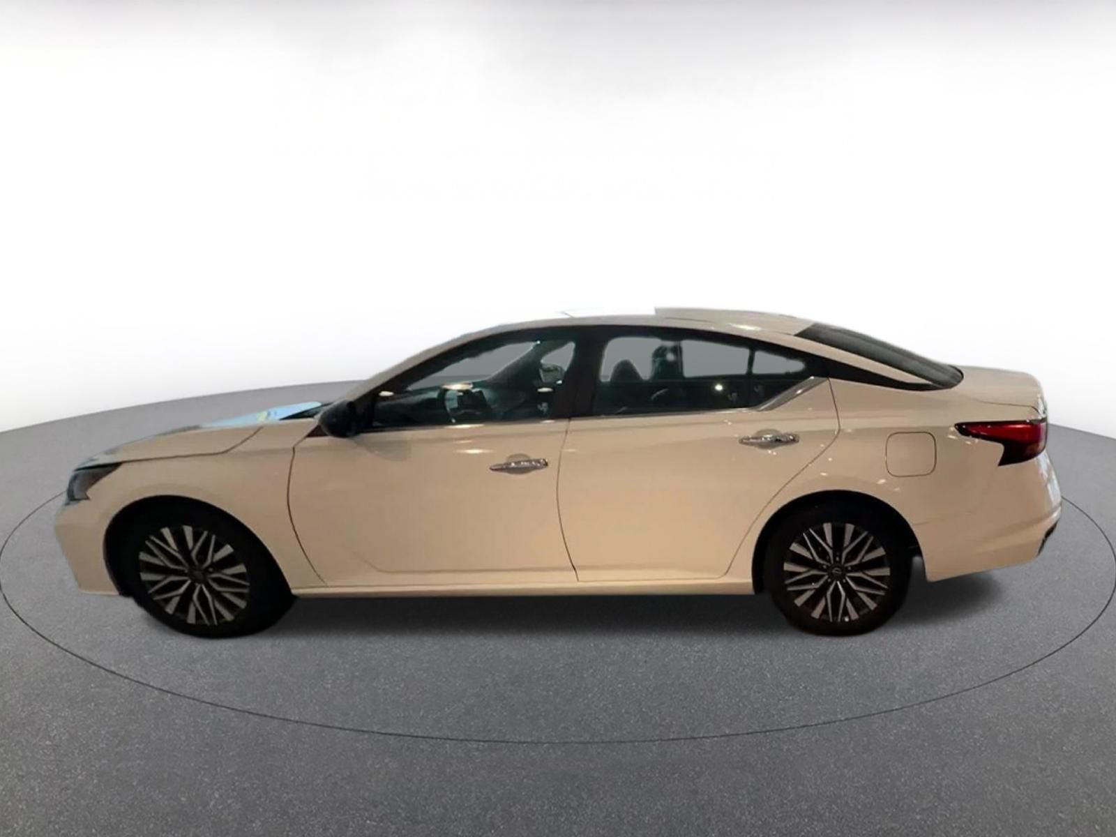 Used 2025 Nissan Altima 2.5 SV FWD image 10