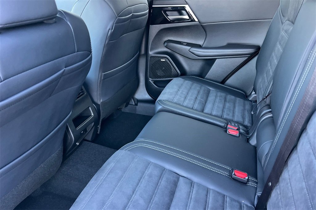 New 2026 Mitsubishi Outlander SE image 13