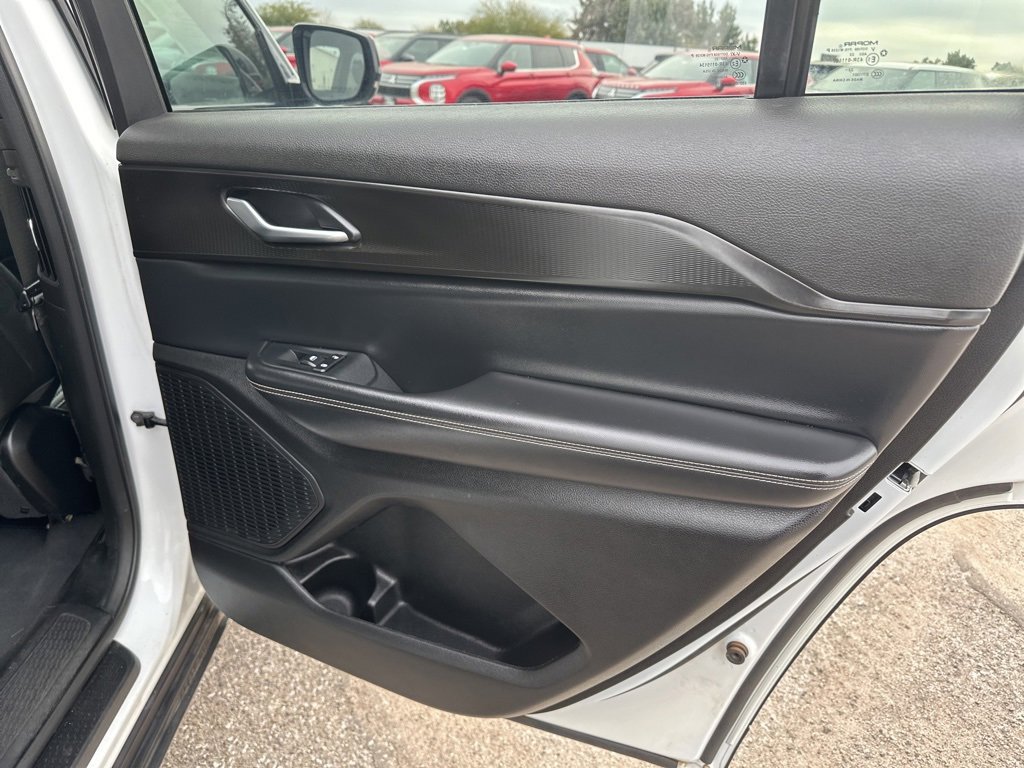 Used 2023 Jeep Grand Cherokee L Laredo image 23