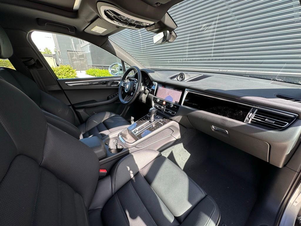 Certified 2025 Porsche Macan AWD/4WD image 37