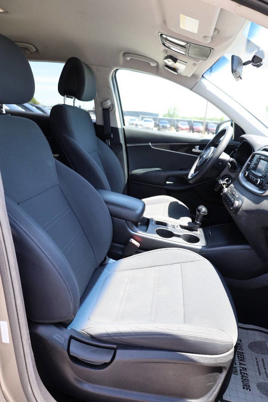Used 2016 Kia Sorento LX image 15