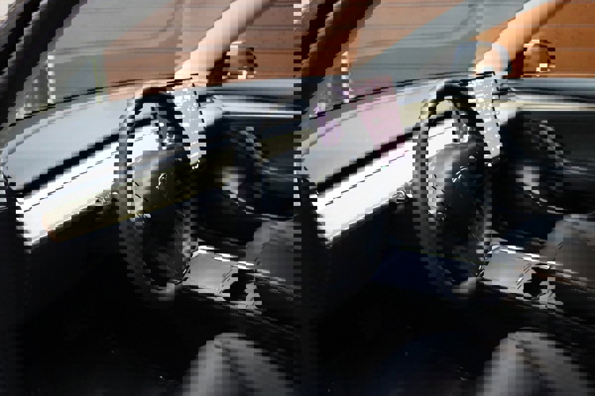 Used 2023 Tesla Model 3 Standard Range image 33