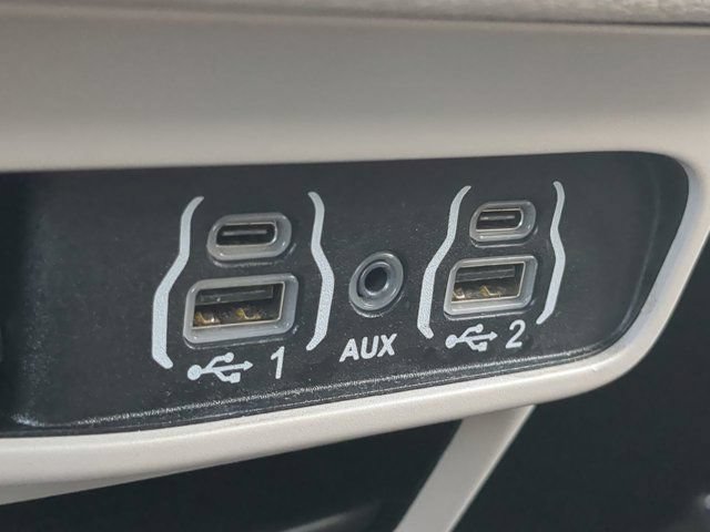 Used 2024 Chrysler Pacifica Limited FWD image 21