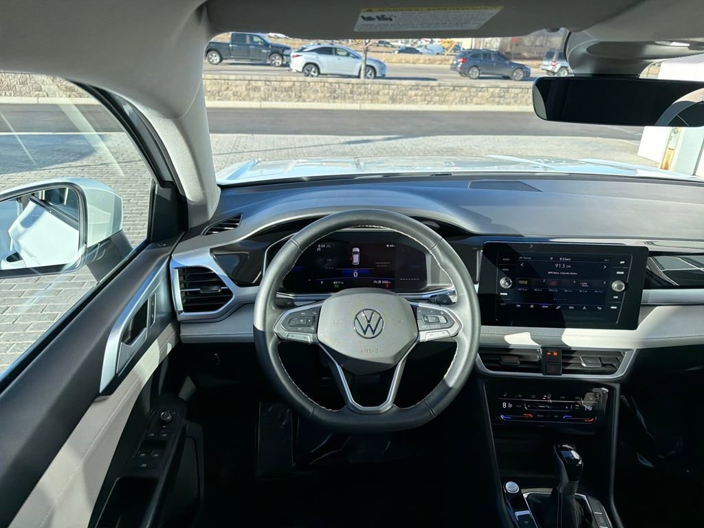 Certified 2025 Volkswagen Taos SE image 16