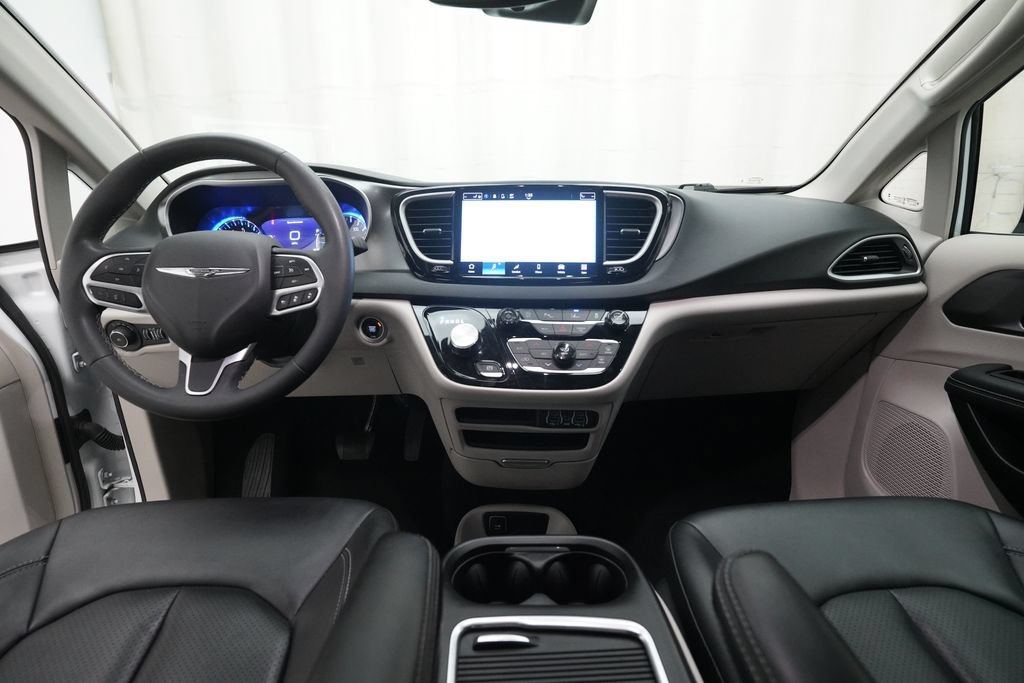 Used 2024 Chrysler Pacifica Touring-L FWD image 5
