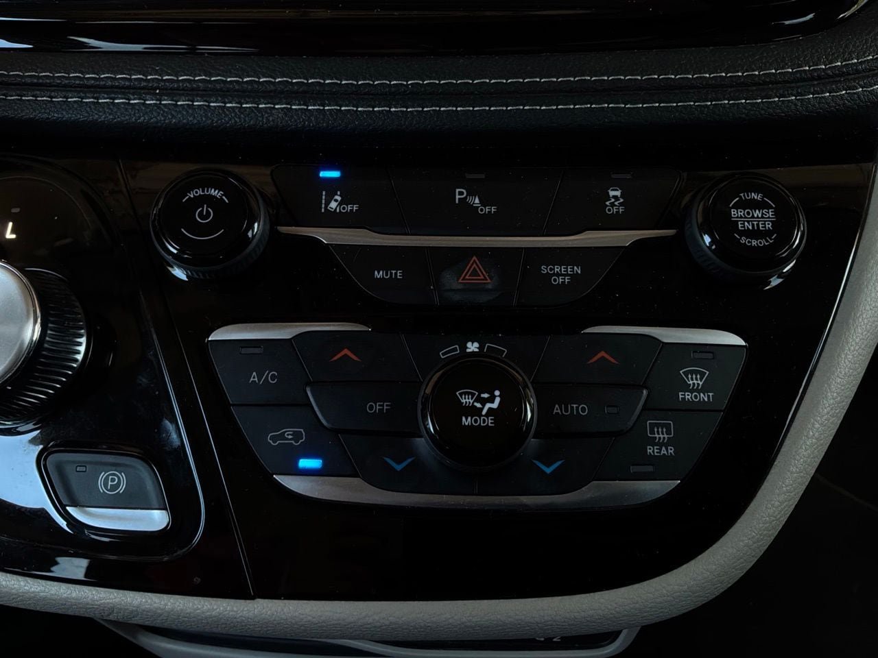 Used 2023 Chrysler Pacifica Touring-L FWD image 34