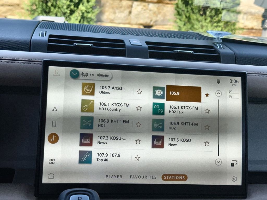 Used 2025 Land Rover Defender 130 X-Dynamic SE image 23