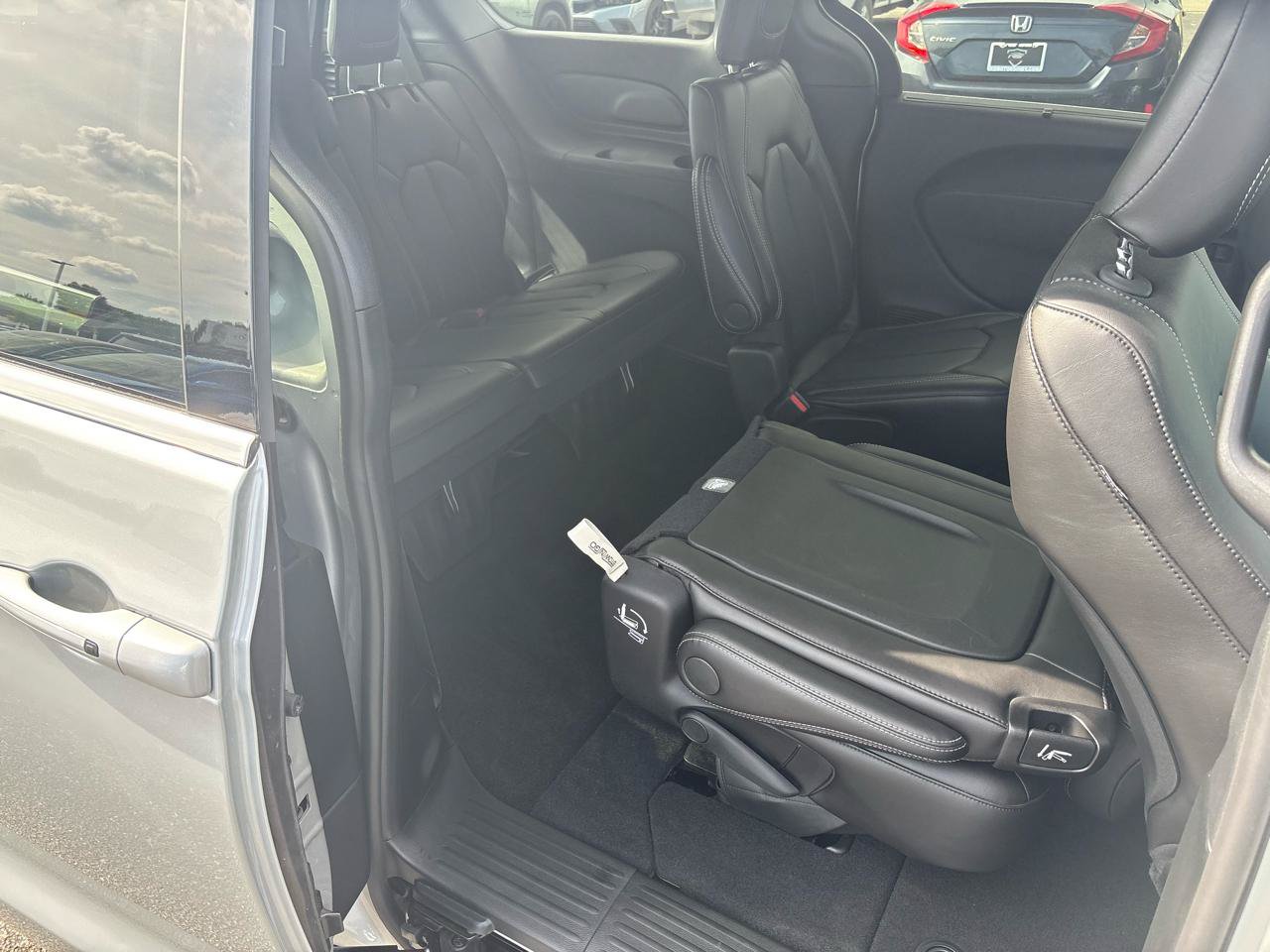 Used 2026 Chrysler Pacifica Select FWD image 27